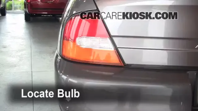 1998 Nissan Altima GXE 2.4L 4 Cyl. Éclairage Feux de marche arrière (remplacer une ampoule)